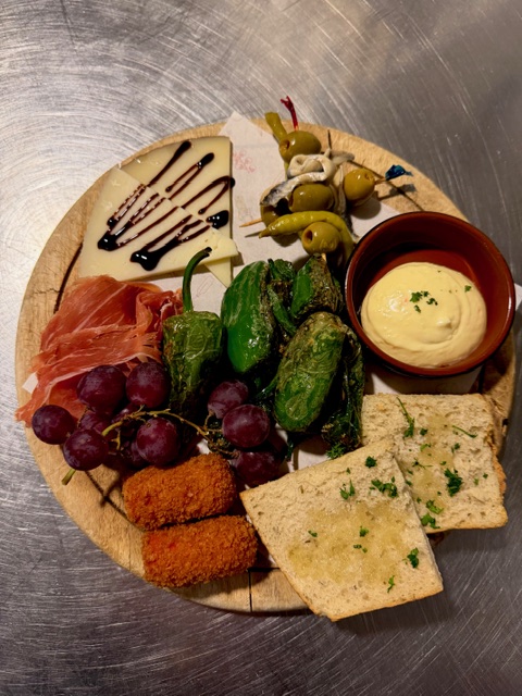 Borrelplank voor 2 incl glas Cava